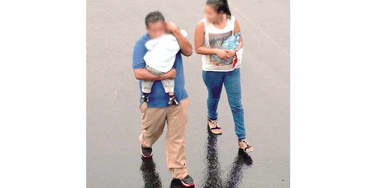 Una pareja carga a su hijo, en Morelos, en 2018.