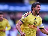 Henry Martín festeja su tempranero gol en el América vs Santos.