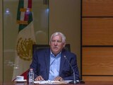 El secretario Víctor Villalobos, ayer, en el inicio de las conversaciones con productores.
