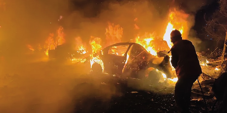 Un bombero extingue el fuego de un automóvil en Beirut, ayer.