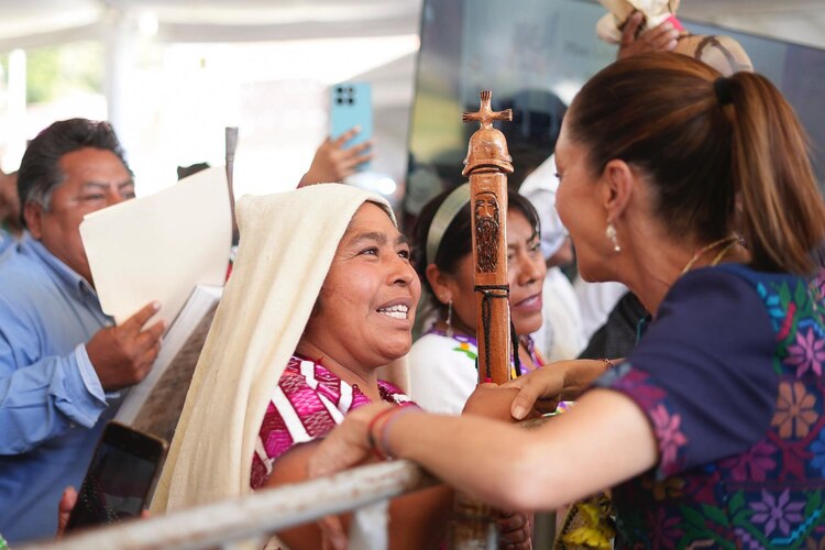 Presidenta Claudia Sheinbaum saluda a una mujer de la Mixteca oaxaqueña.