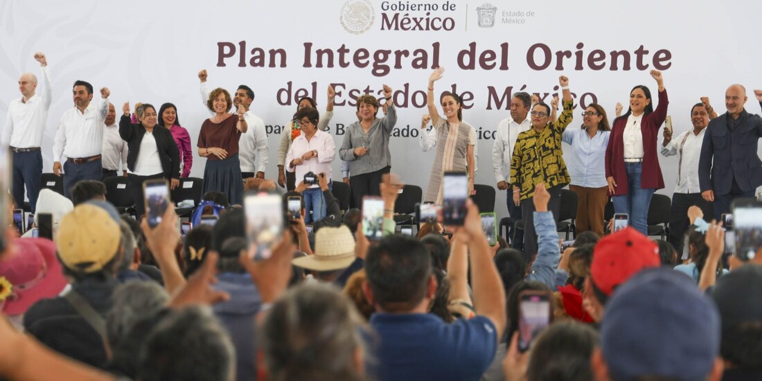 La Presidenta (5a de izq. a der.) y la gobernadora Delfina Gómez (izq.) durante el arranque del plan, ayer, en Tlalnepantla.