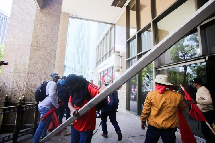 Militantes de la Coordinadora Estatal de Trabajadores de la Educación de Guerrero.