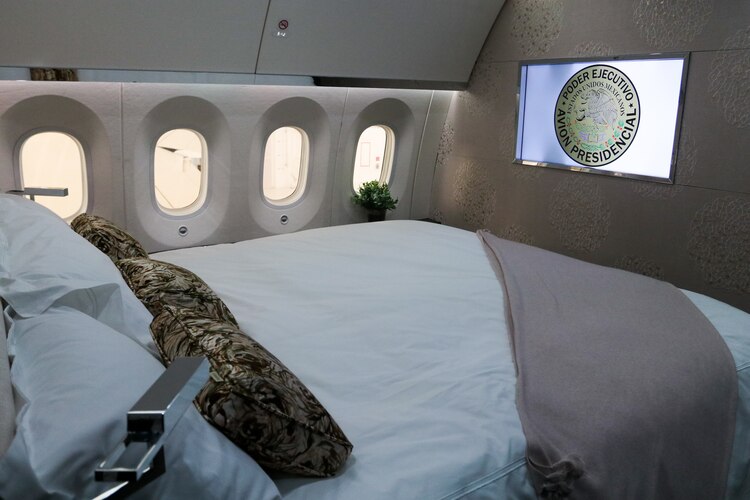 Cama king size con sábanas de seda.