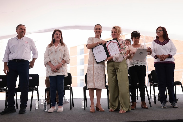 La Presidenta Claudia Sheinbaum con una beneficiaria del programa Vivienda para el Bienestar, en Morelos, el 25 de julio de 2025.