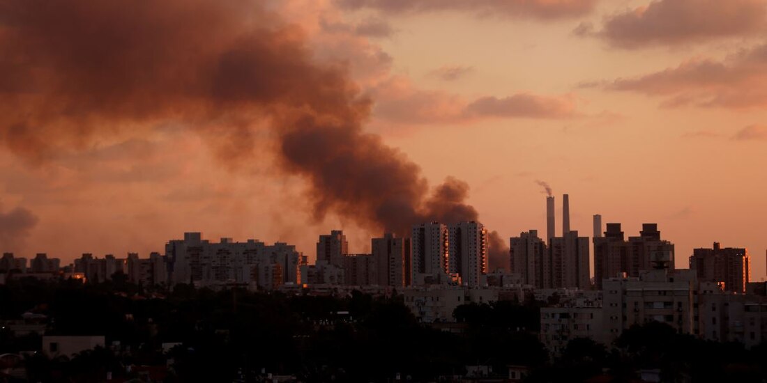 Humo detrás de Ashkelon, cerca de la frontera de Israel con la Franja de Gaza, en el sur de Israel, 13 de octubre de 2023.
