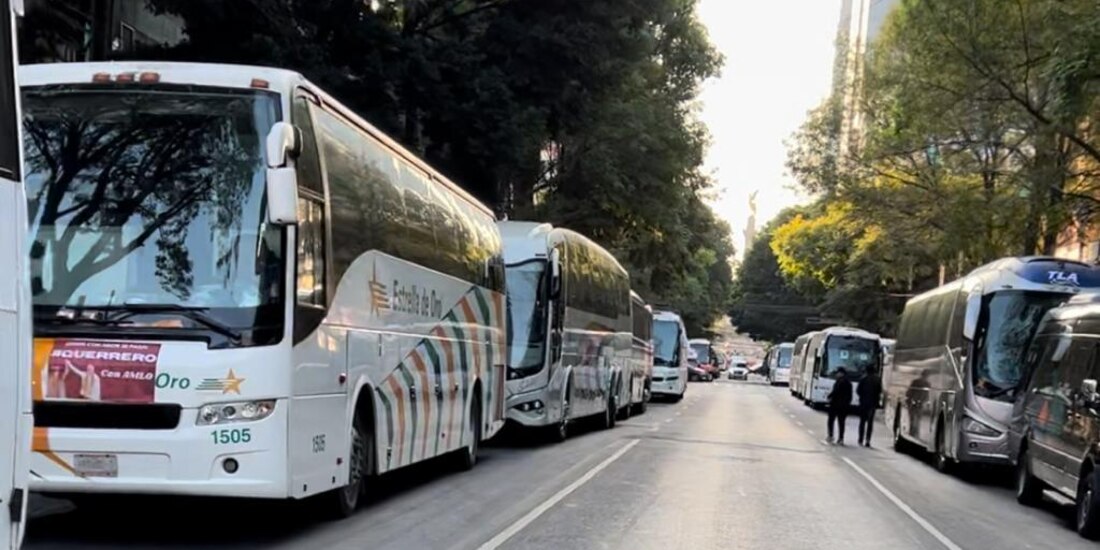Cientos de unidades de autotransporte urbanas y foráneas, que trasladaban a los simpatizantes de la 4T a la capital, causaron caos vial en las arterias principales de la Ciudad de México.