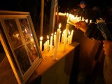 Velas encendidas durante una vigilia afuera de una mina en Chile, el 2 de agosto.