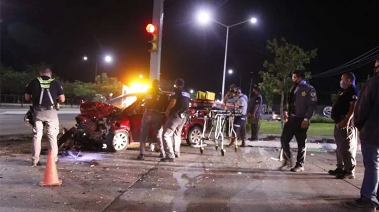 La camioneta impactó contra la portezuela de otros auto y el conductor quedó prensado