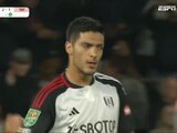 Raúl Jiménez luego de anotar su penalti en la victoria del Fulham ante el Tottenham en la Carabao Cup