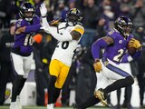 El corredor de los Ravens, Derrick Henry, derecha, corre con el balón mientras su compañero receptor Tylan Wallace, izquierda, bloquea al cornerback de los Steelers, Donte Jackson.