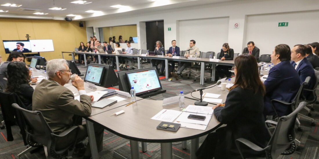 Los asistentes a la primera reunión de la CNIE, ayer, debaten las estadísticas.