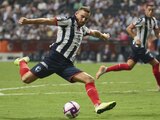 Vincent Janssen previo a tirar a gol en un partido del Monterrey en el pasado torneo de la Liga MX.