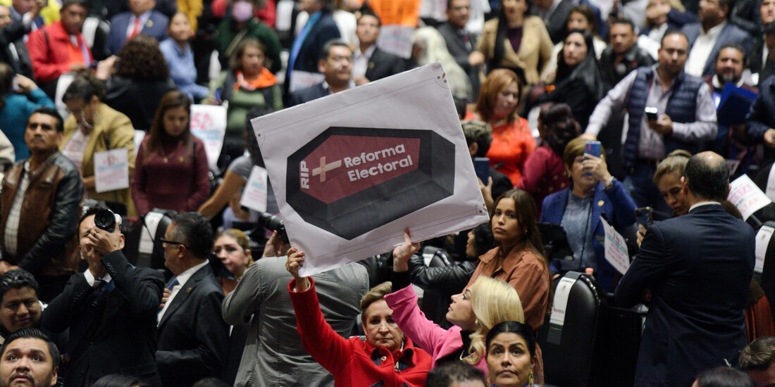 Las diputadas priístas: Frinné Azuara y Jaqueline Hinojosa, se manifiestan durante la votación de la reforma constitucional en materia electoral.