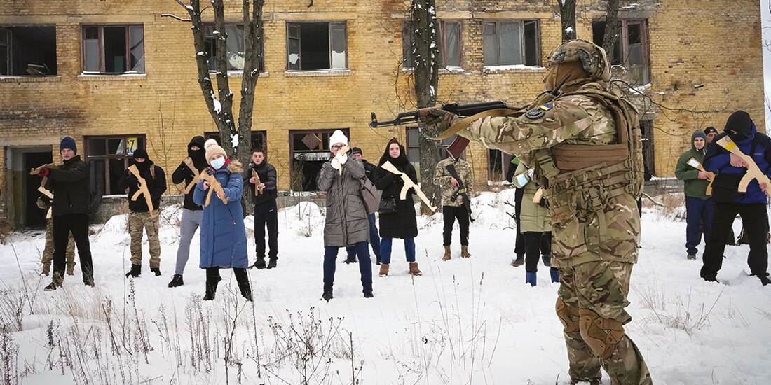 Ciudadanos rusos entrenan junto a militares en Kiev, ayer, ante una posible invasión.