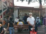 Fila de vacunación afuera de la Escuela primaria Héroes de Padierna en la alcaldía Magdalena Contreras.
