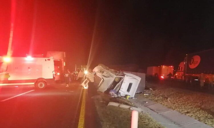 Uno de los tráileres siniestrados sobre la carretera a SLP