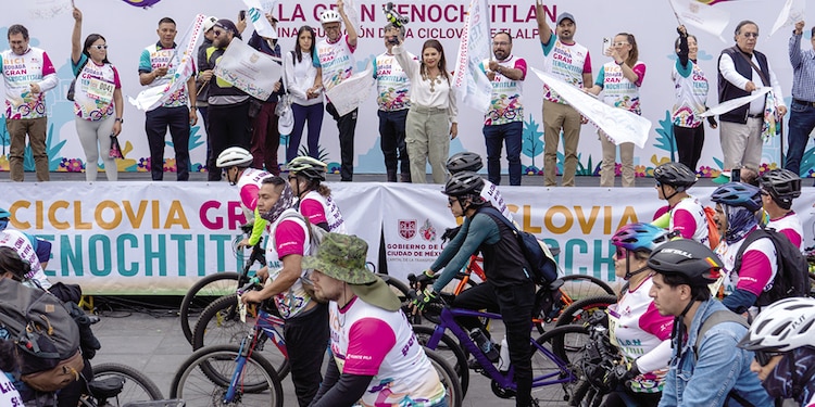 CLARA BRUGADA al dar el banderazo de inauguración de la nueva ruta ciclista en la ciudad.