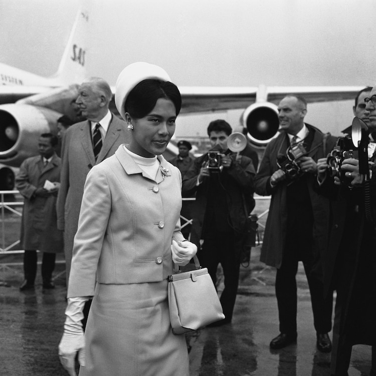 La reina Sirikit en el aeropuesto de Londres, Reino Unido en julio de 1966