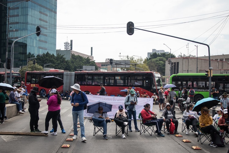 Bloqueo de la CNTE frente a edificio de Televisa, el 26 de mayo.