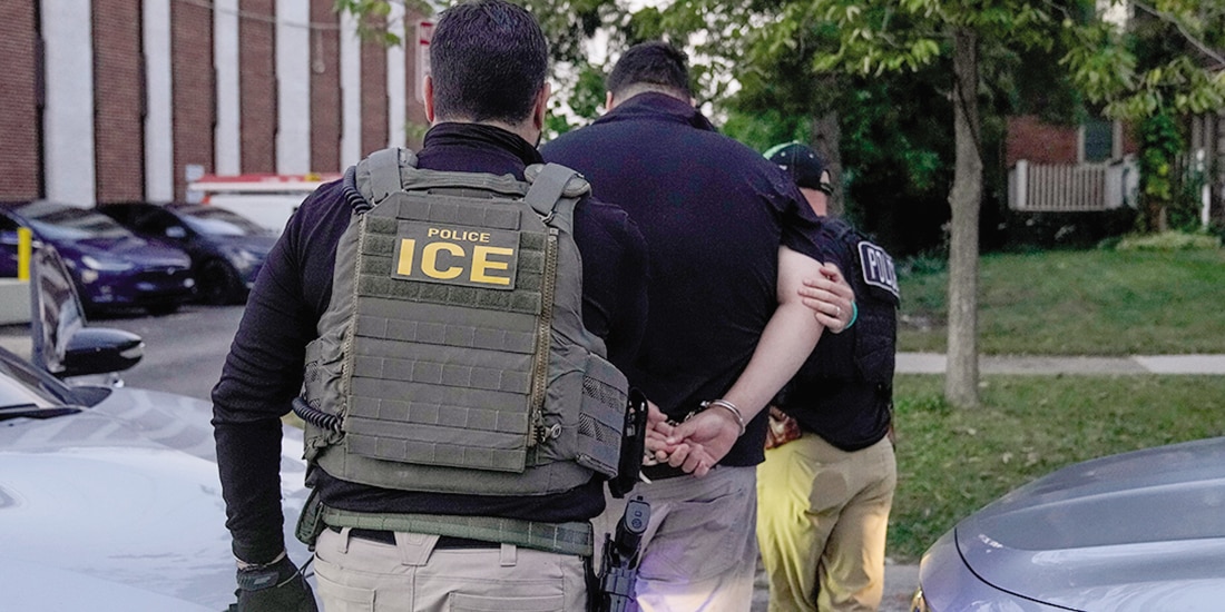 Agentes del ICE realizan el arresto de un migrante en Chicago, Illinois, el pasado viernes 19 de septiembre.