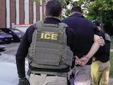 Agentes del ICE realizan el arresto de un migrante en Chicago, Illinois, el pasado viernes 19 de septiembre.