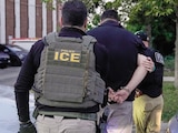 Agentes del ICE realizan el arresto de un migrante en Chicago, Illinois, el pasado viernes 19 de septiembre.
