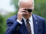 El presidente Joe Biden se retira los lentes de sol mientras se acerca a hablar con los reporteros después de regresar a la Casa Blanca, el domingo 28 de mayo de 2023,