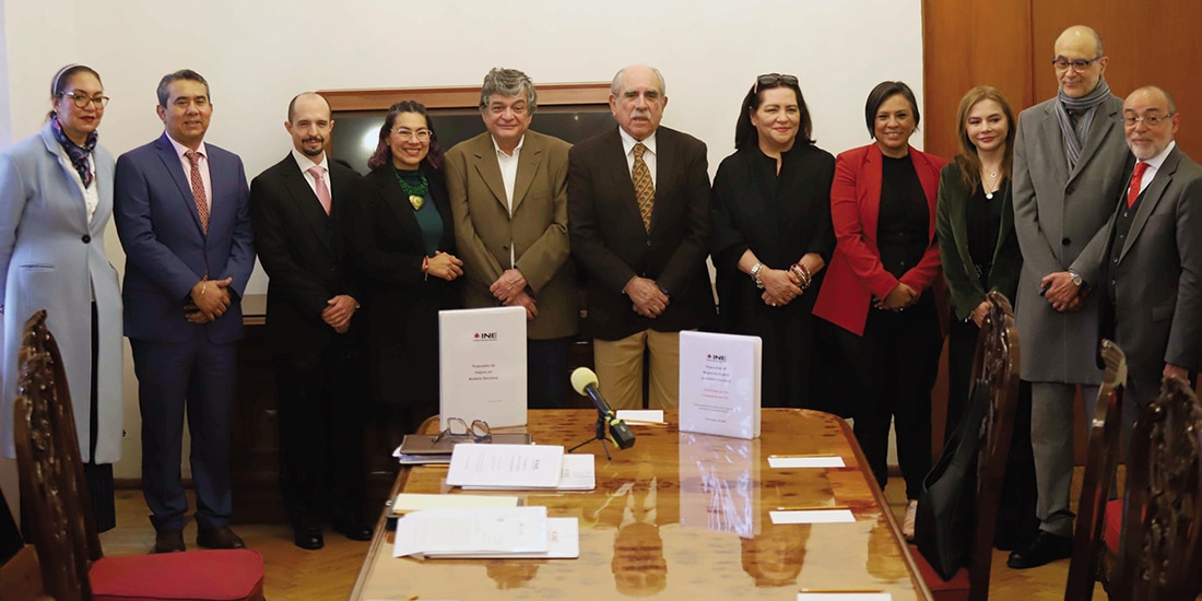 Pablo Gómez (c.), presidente de la Comisión Presidencial, acompañado por los consejeros del INE, durante la entrega de la propuesta electoral del árbitro, ayer.