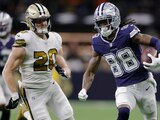 CeeDee Lamb (88), wide receiver de los Cowboys, corre ante la mirada de Pete Werner (20), linebacker de los Saints.