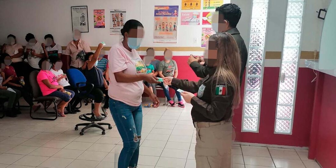 El fin de semana, elementos del INM y policía local rescataron a 200 migrantes que se encontraban hacinados, sin alimento y agua en la caja de un camión tipo tráiler en Coahuila