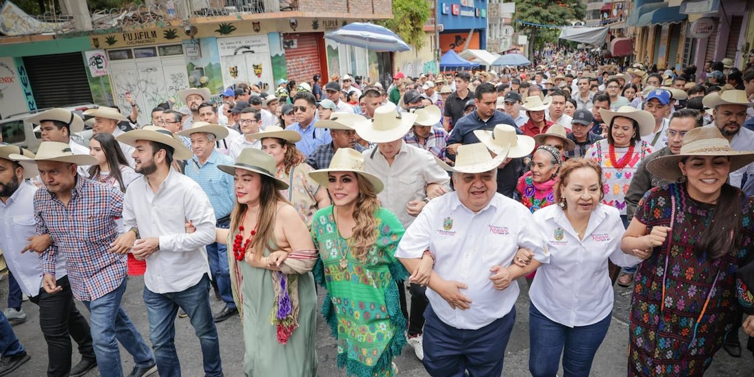 Al centro, la gobernadora de Guerrero, Evelyn Salgado Pineda.
