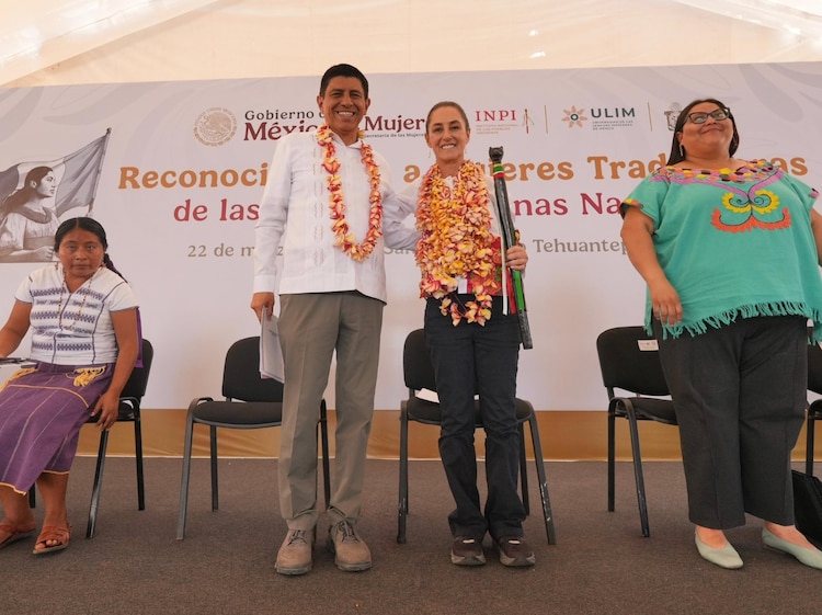 A la derecha, la Presidenta Claudia Sheinbaum; a la izquierda, el gobernador Salomón Jara.