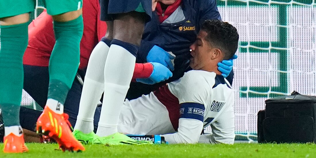 Cristiano Ronaldo al momento de ser atendido por los médicos, después del golpe en el rostro que sufrió durante el juego de la UEFA Nations League entre Portugal y República Checa.