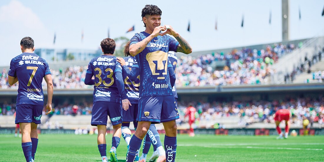 Robert Morales celebra la anotación de ayer en el Olímpico Universitario.
