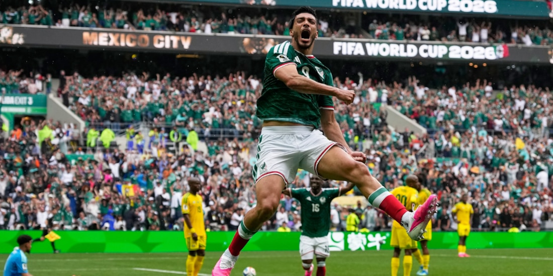Raúl Jiménez celebra su primer gol en Copas del Mundo.
