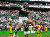 Raúl Jiménez celebra su primer gol en Copas del Mundo.