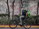 Un joven repartidor de alimentos acata las medidas sanitarias contra el Covid-19, en una de las zonas de alto contagio en la alcaldía Cuauhtémoc, la semana pasada.