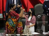 Dulce María Sauri choca el brazo con Laura Angélica Rojas, tras tomar protesta como nueva presidenta de la Cámara de Diputados.