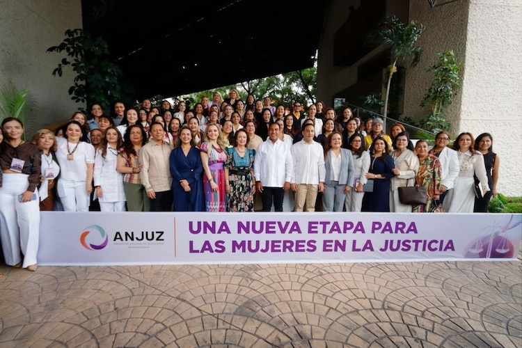 Al centro, la ministra de la SCJN, Yasmín Esquivel Mossa.