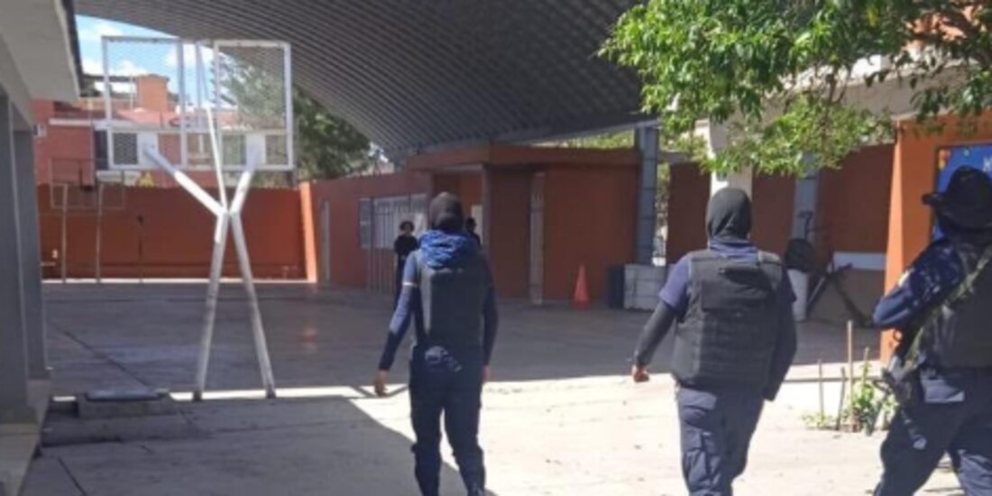 Policías municipales de Lerdo ingresan a una casilla, ayer.