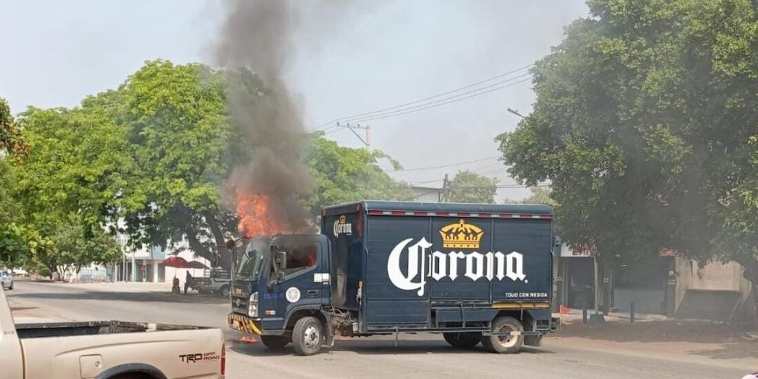 Comandos armados bloquean autopistas en Michoacán; autoridades intervienen.