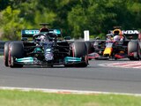 Lewis Hamilton conduce su monoplaza mientras atrás de él va Max Verstappen en la clasificación del Gran Premio de Hungría de F1.