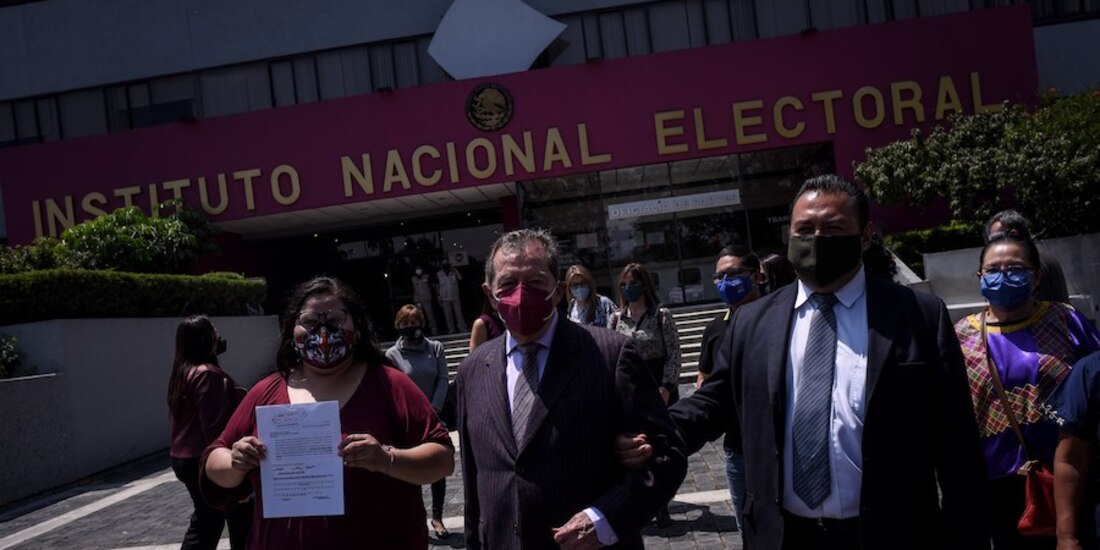 La senadora con licencia acude acompañada de Muñoz Ledo (centro) a registrar sus candidaturas, el pasado 9 de septiembre.