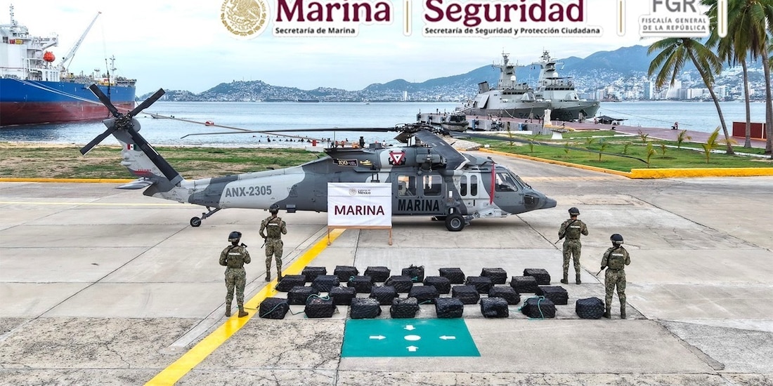 Semar decomisa más de una tonelada de presunta cocaína localizada frente a costas de Guerrero.