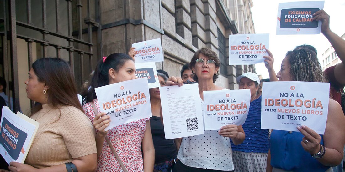 La Unión Nacional de Padres de Familia realizó una protesta en la puerta del Palacio de Gobierno de Morelos, ayer, por la distribución de los nuevos libros de texto.