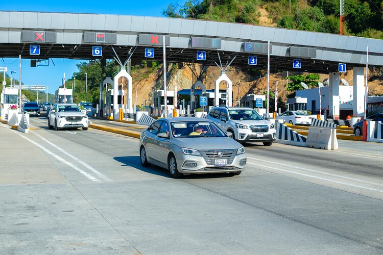 Carreteras muestran aforo vehicular con dirección a Guerrero.