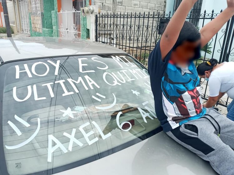 Axel levanta los brazos con alegría en señal de celebración por su última quimioterapia.