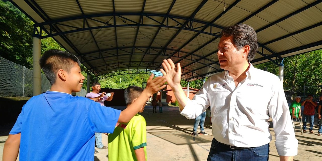 Mario Delgado con jóvenes mexicanos.