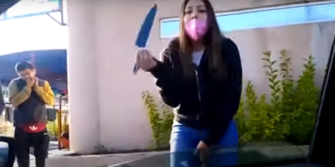 Con cuchillo, mujer corre a conductora del lugar donde pone su puesto de tortas